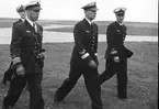 F6 Karlsborg 1954. Chefen flygvapnet, general Ljungdahl (3:a från vänster) besöker flottiljen. Närmast kameran: Chefen F6 överste Söderlind. Albumet är en del av en donation från Karl-Axel Hansson, Karlsborg. Förteckning över hela donationen finns i albumet samt som Word-dokument.