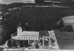 Flygfoto över Hjälmseryds kyrka i Sävsjö kommun. Nr. D. 2034.