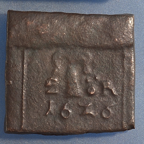 2 öre
Fyrkantigt mynt.
Åtsidan: versalerna G A R svagt och delvis synliga. Placerade vågrätt i rad mitt på myntet. Ovanför versalen A en krona svagt delvis synlig. Under A:et versalen S svagt delvis synlig. Mellan och runt versalerna fyra punkter.
Ocentrerad prägling. Ram delvis synlig.
Frånsidan: mitt på myntet en vasakärve, svagt och delvis synlig.
Till vänster om kärvens bas siffran två, i form av ett Z, svagt delvis synlig. Till höger om kärvens bas versalerna ÖR, svagt  delvis synliga.
Det fyrsiffriga präglingsåret - längst ner på myntet - är 1626.
Ocentrerad prägling. Ram delvis synlig.
Nuvarande skick: bägge sidor slitna.  åtsidan sliten  frånsidan sliten.   jack  valsklump   korroderat   krackelerat
Vikt: 45,5 gram.