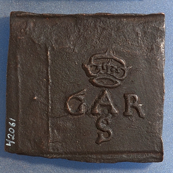 2 öre
Fyrkantigt mynt.
Åtsidan: versalerna G A R svagt och delvis synliga. Placerade vågrätt i rad mitt på myntet. Ovanför versalen A en krona svagt delvis synlig. Under A:et versalen S svagt delvis synlig. Mellan och runt versalerna fyra punkter.
Ocentrerad prägling. Ram delvis synlig.
Frånsidan: mitt på myntet en vasakärve, svagt och delvis synlig.
Till vänster om kärvens bas siffran två, i form av ett Z, svagt delvis synlig. Till höger om kärvens bas versalerna ÖR, svagt  delvis synliga.
Det fyrsiffriga präglingsåret - längst ner på myntet - är 1626.
Ocentrerad prägling. Ram delvis synlig.
Nuvarande skick: bägge sidor slitna.  åtsidan sliten  frånsidan sliten.   jack  valsklump   korroderat   krackelerat
Vikt: 45,5 gram.