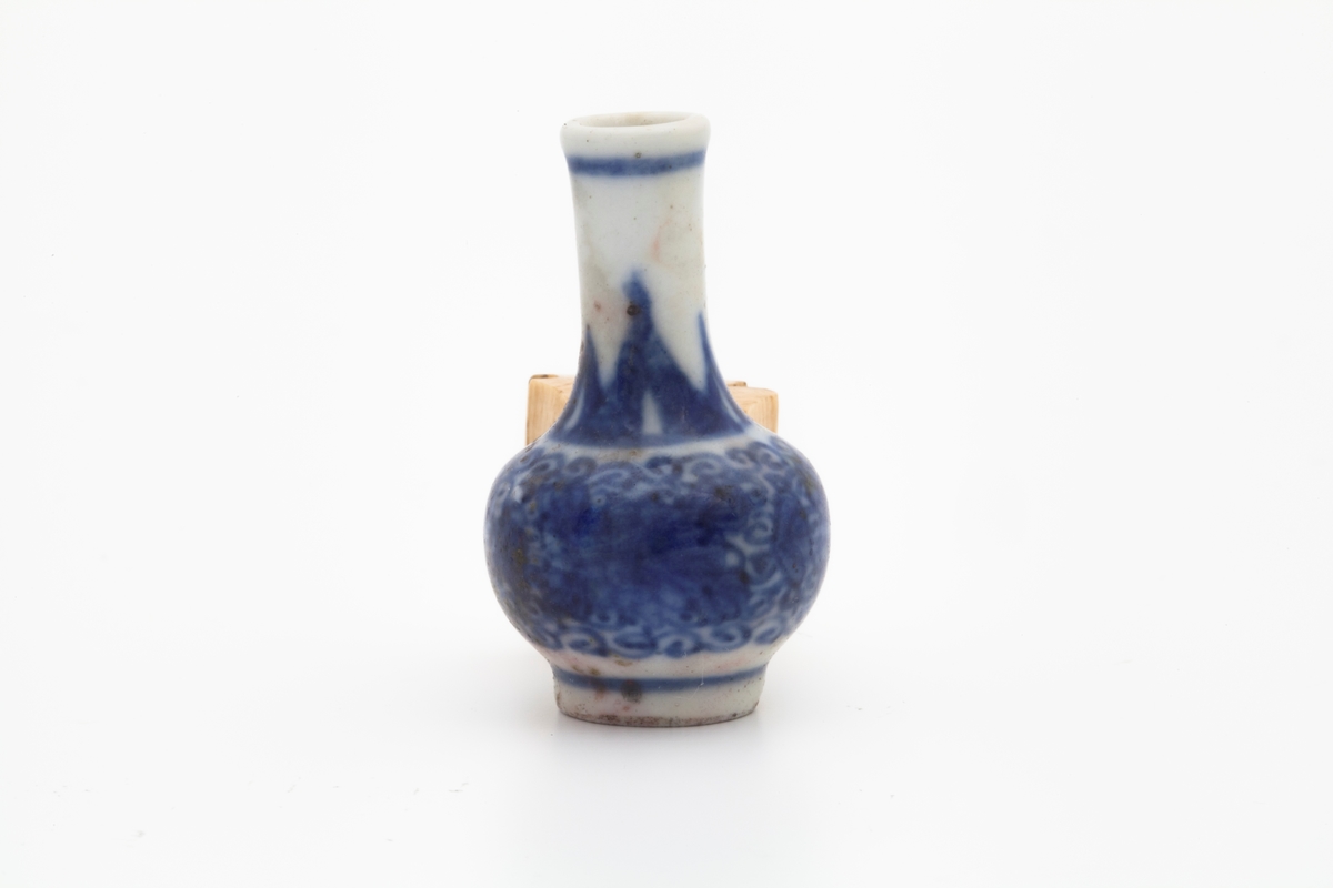 Liten vase med palmebladekor rundt halsen, og krysantemum og arabesesker på korpus.