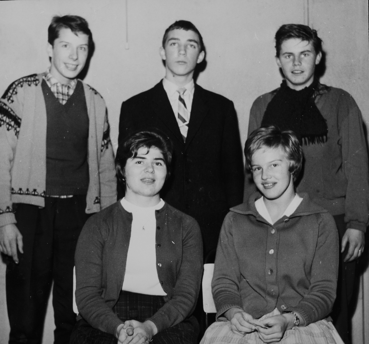 Ottestad Idrettslags friidrettsgruppes ungdomsavdeling. Foran f.v. Anne Synnøve Antonsen, Heidi Nordrud. Bak f.v. Magne Søvik, Harald Hellum (formann), Frank Tønseth.