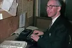 Ivar Knutsson vid skrivmaskinen