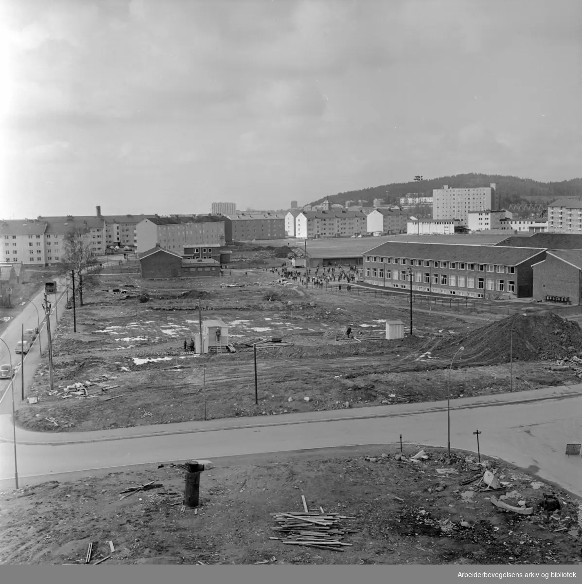 Nordtvet skole. Forberedelser til Grorud Samfundshus like ved skolen. Mai 1965