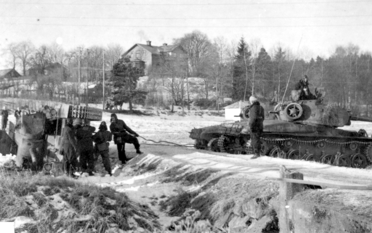 Bärgning av en stridsvagn som vält under övning på Järvafältet.

Milregnr: 663