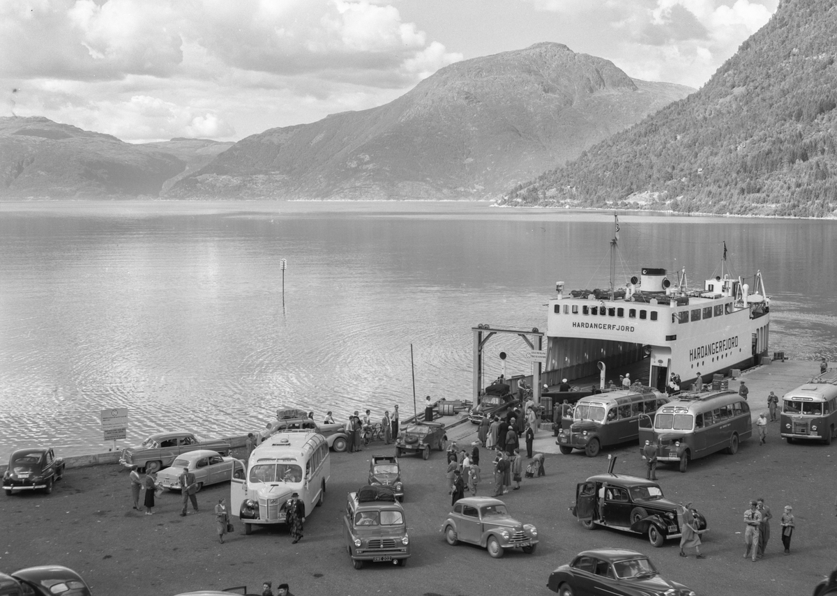 Ferjekaien i Kinsarvik med ferja M/F Hardangerfjord