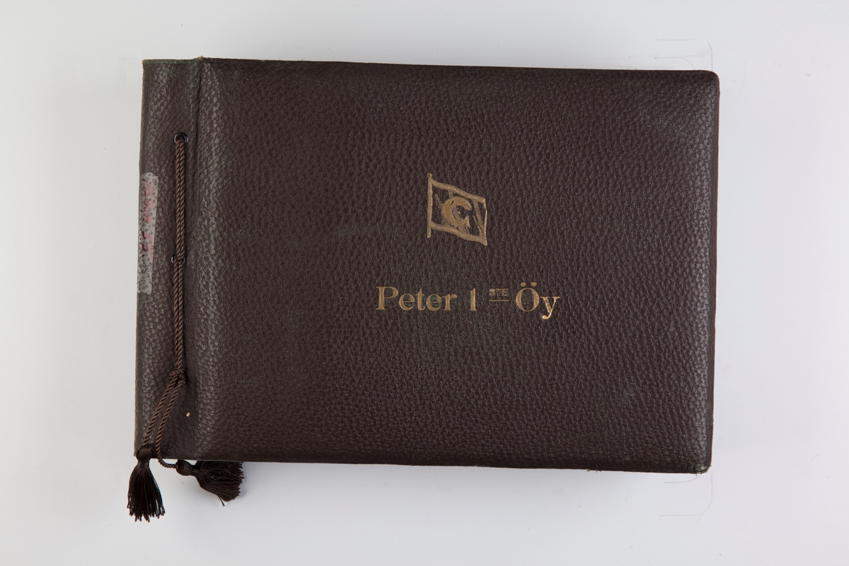 Fotoalbum med 30 fotografier og ett kart fra Norvegiaekspedisjonen til Peter I Øy 1927-1931.
