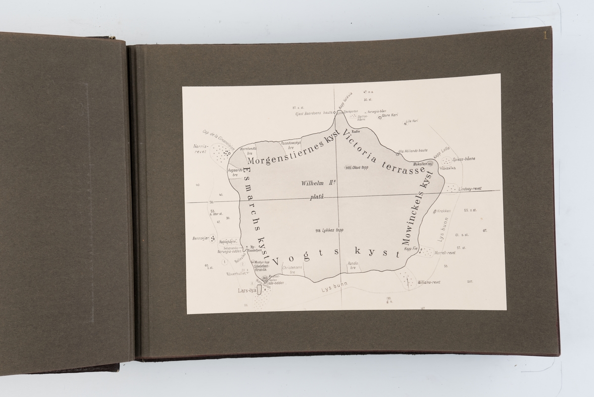 Fotoalbum med 40 fotografier og ett kart fra Norvegiaekspedisjonen til Bouvetøya 1927-1931.