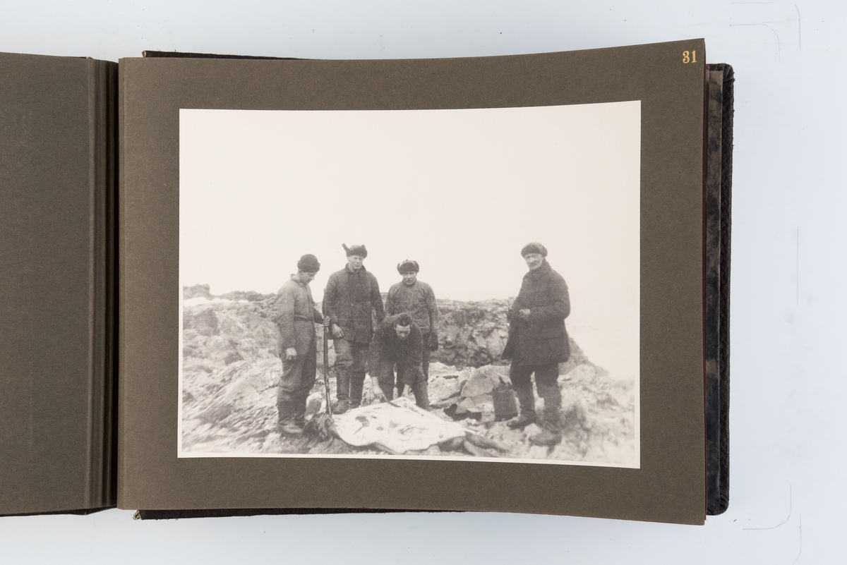 Fotoalbum med 40 fotografier og ett kart fra Norvegiaekspedisjonen til Bouvetøya 1927-1931.