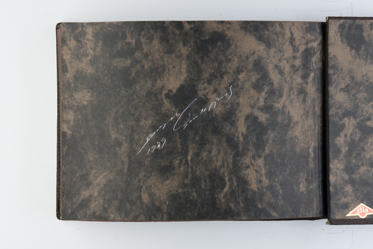 Fotoalbum med 40 fotografier og ett kart fra Norvegiaekspedisjonen til Bouvetøya 1927-1931.