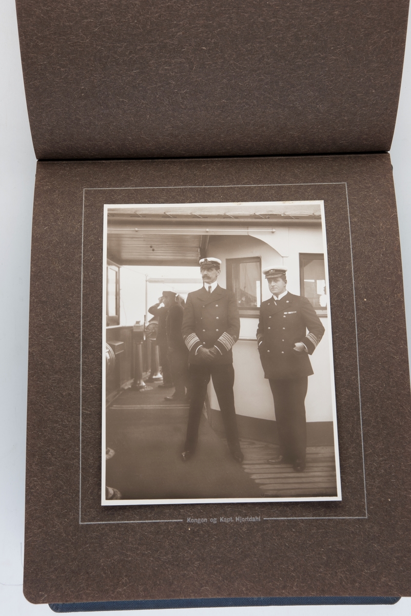 Fotoalbum med fotografier fra S/S Kristianiafjords første tur fra Kristiania til Bergen i 1913. Fotografert og utgitt av Anders Beer Wilse.