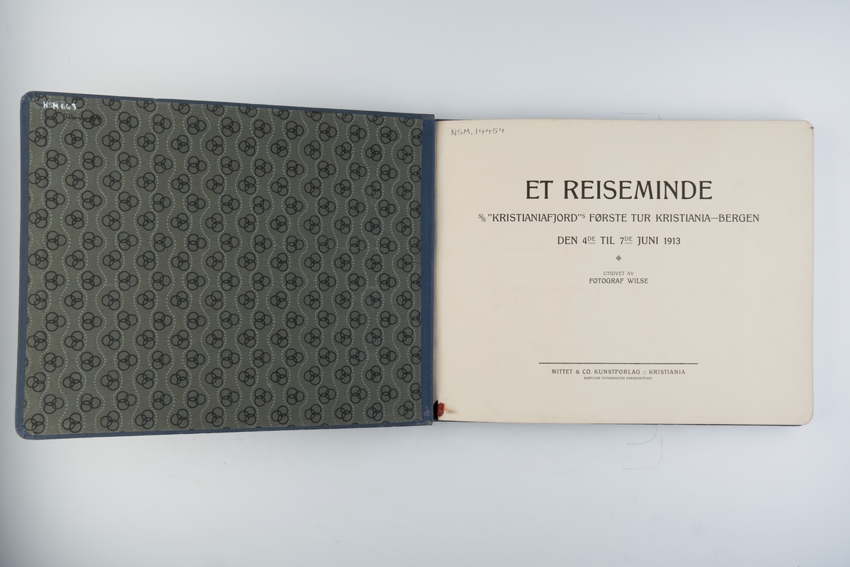 Fotoalbum med fotografier fra S/S Kristianiafjords første tur fra Kristiania til Bergen i 1913. Fotografert og utgitt av Anders Beer Wilse.