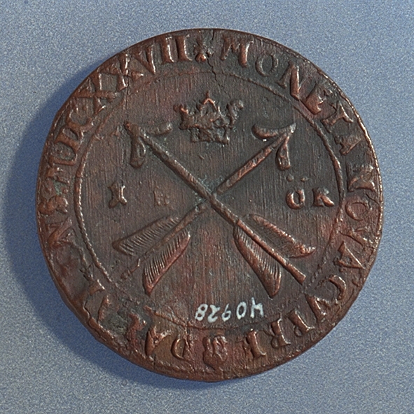 1 öre
Runt mynt.
Åtsidan: mitt på myntet det svenska riksvapnet, svagt delvis synligt.
Omskriften med Gustav Adolfs regent titlar svagt delvis synlig.
Ocentrerad prägling.
Frånsidan: två korsade pilar under en krona, svagt delvis synliga.
Till vänster höger om pilarna siffran 1, till höger versalerna ÖR, svagt delvis synliga. Omskriften på latin med bland annat präglingsåret i romerska siffror, 1627, är delvis läsligt delvis oläsligt.
Ocentrerad prägling.
Nuvarande skick: bägge sidor slitna. Åtsidan sliten, frånsidan sliten. Jack, valsklump, korroderat, krackelerat.