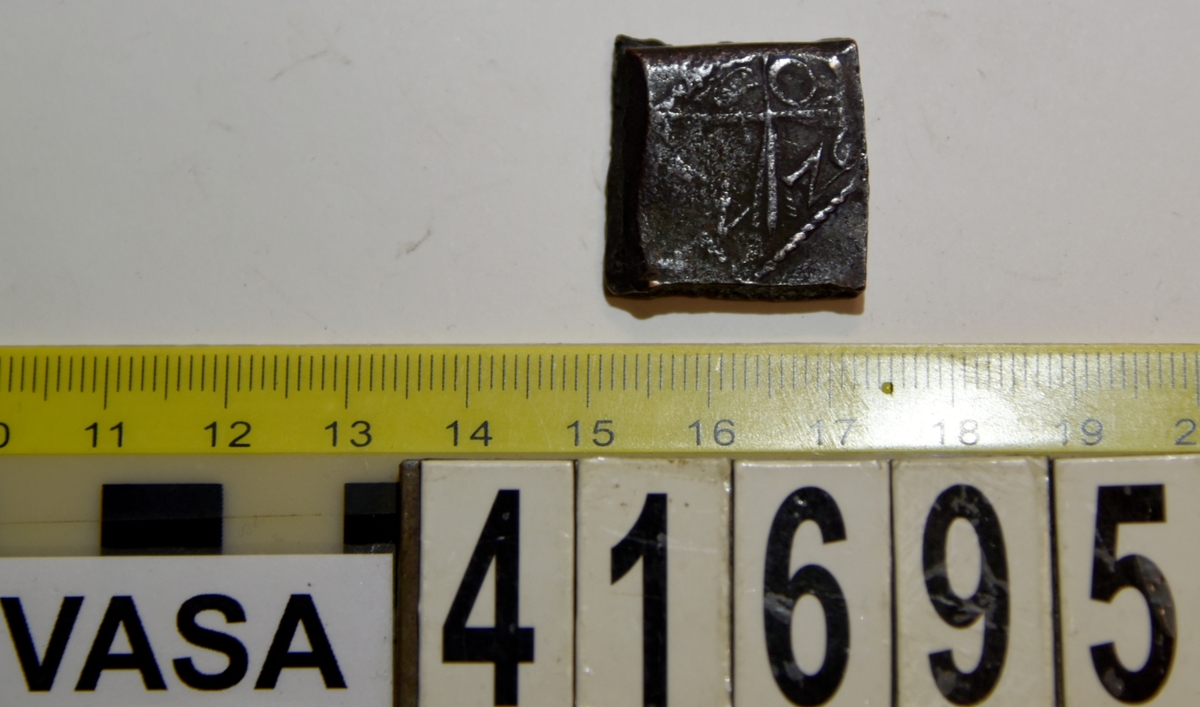 Â½ öre
Fyrkantigt mynt.
Åtsidan: mitt på myntet en vasakärve, svagt och delvis synlig.
Till vänster om kärvens bas versalen G, svagt delvis synlig. Till höger om kärvens bas versalen R, svagt delvis synlig. Ovanför kärven versalen A, svagt  delvis synlig.
Ocentrerad prägling. Ram delvis synlig.
Frånsidan: två korsade pilar under en krona, svagt och delvis synliga.
Till vänster om pilarna valören Â½, till höger versalerna ÖR, svagt delvis synliga.
Det tvåsiffriga präglingsåret - längst ner på myntet - är 26 (1626).
Ocentrerad prägling. Ram delvis synlig.
Nuvarande skick: bägge sidor slitna.  åtsidan sliten  frånsidan sliten.   jack  valsklump   korroderat   krackelerat
Vikt: 15,2 gram.