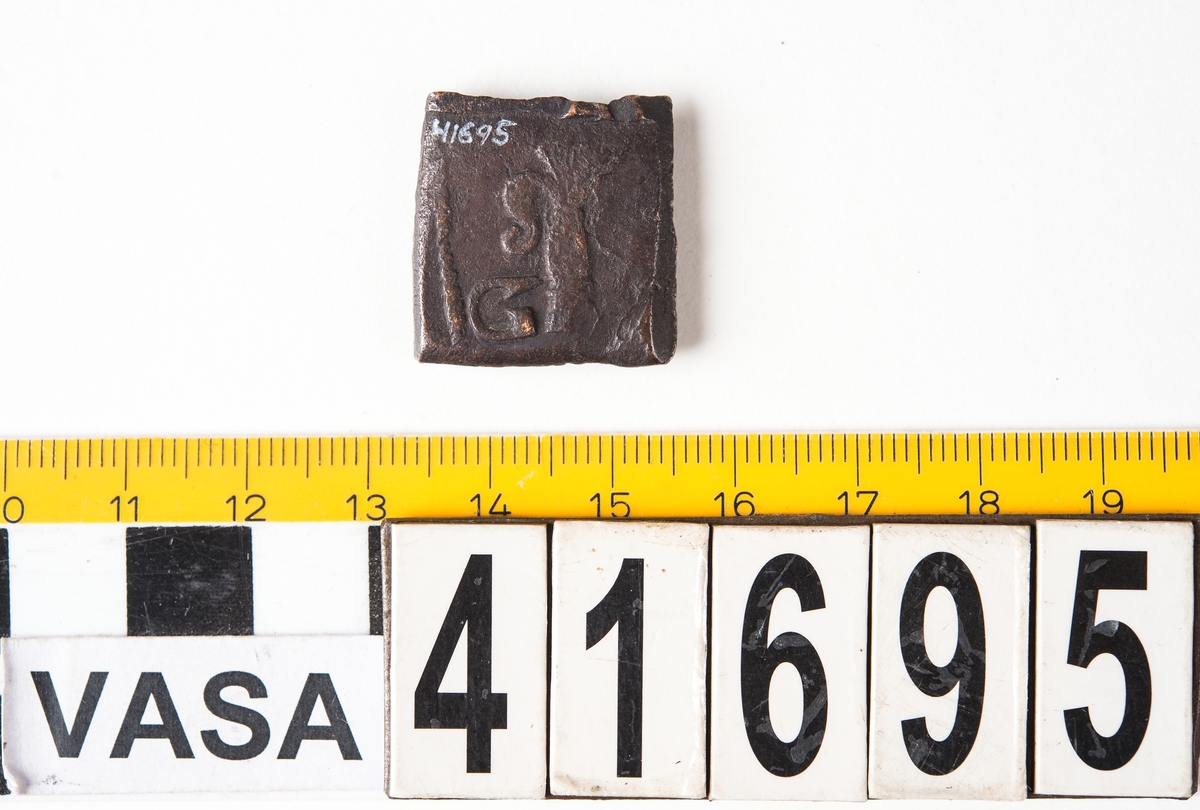 Â½ öre
Fyrkantigt mynt.
Åtsidan: mitt på myntet en vasakärve, svagt och delvis synlig.
Till vänster om kärvens bas versalen G, svagt delvis synlig. Till höger om kärvens bas versalen R, svagt delvis synlig. Ovanför kärven versalen A, svagt  delvis synlig.
Ocentrerad prägling. Ram delvis synlig.
Frånsidan: två korsade pilar under en krona, svagt och delvis synliga.
Till vänster om pilarna valören Â½, till höger versalerna ÖR, svagt delvis synliga.
Det tvåsiffriga präglingsåret - längst ner på myntet - är 26 (1626).
Ocentrerad prägling. Ram delvis synlig.
Nuvarande skick: bägge sidor slitna.  åtsidan sliten  frånsidan sliten.   jack  valsklump   korroderat   krackelerat
Vikt: 15,2 gram.