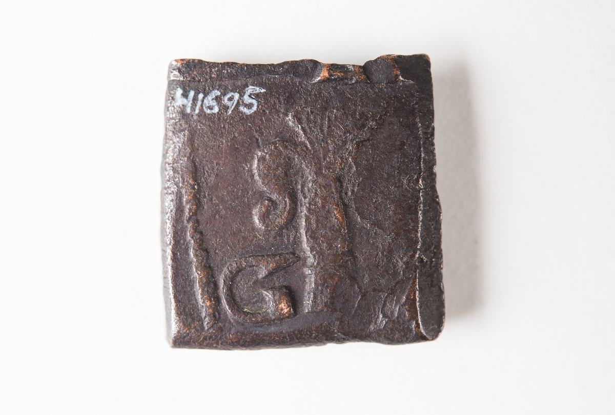 Â½ öre
Fyrkantigt mynt.
Åtsidan: mitt på myntet en vasakärve, svagt och delvis synlig.
Till vänster om kärvens bas versalen G, svagt delvis synlig. Till höger om kärvens bas versalen R, svagt delvis synlig. Ovanför kärven versalen A, svagt  delvis synlig.
Ocentrerad prägling. Ram delvis synlig.
Frånsidan: två korsade pilar under en krona, svagt och delvis synliga.
Till vänster om pilarna valören Â½, till höger versalerna ÖR, svagt delvis synliga.
Det tvåsiffriga präglingsåret - längst ner på myntet - är 26 (1626).
Ocentrerad prägling. Ram delvis synlig.
Nuvarande skick: bägge sidor slitna.  åtsidan sliten  frånsidan sliten.   jack  valsklump   korroderat   krackelerat
Vikt: 15,2 gram.