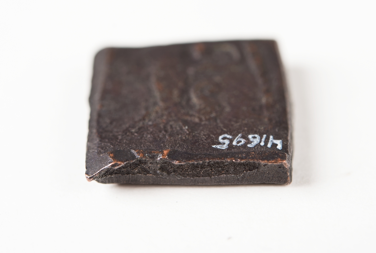 Â½ öre
Fyrkantigt mynt.
Åtsidan: mitt på myntet en vasakärve, svagt och delvis synlig.
Till vänster om kärvens bas versalen G, svagt delvis synlig. Till höger om kärvens bas versalen R, svagt delvis synlig. Ovanför kärven versalen A, svagt  delvis synlig.
Ocentrerad prägling. Ram delvis synlig.
Frånsidan: två korsade pilar under en krona, svagt och delvis synliga.
Till vänster om pilarna valören Â½, till höger versalerna ÖR, svagt delvis synliga.
Det tvåsiffriga präglingsåret - längst ner på myntet - är 26 (1626).
Ocentrerad prägling. Ram delvis synlig.
Nuvarande skick: bägge sidor slitna.  åtsidan sliten  frånsidan sliten.   jack  valsklump   korroderat   krackelerat
Vikt: 15,2 gram.