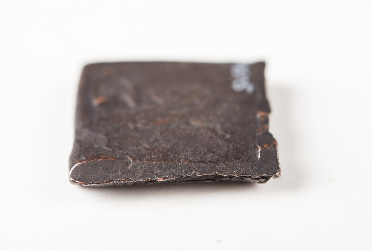 Â½ öre
Fyrkantigt mynt.
Åtsidan: mitt på myntet en vasakärve, svagt och delvis synlig.
Till vänster om kärvens bas versalen G, svagt delvis synlig. Till höger om kärvens bas versalen R, svagt delvis synlig. Ovanför kärven versalen A, svagt  delvis synlig.
Ocentrerad prägling. Ram delvis synlig.
Frånsidan: två korsade pilar under en krona, svagt och delvis synliga.
Till vänster om pilarna valören Â½, till höger versalerna ÖR, svagt delvis synliga.
Det tvåsiffriga präglingsåret - längst ner på myntet - är 26 (1626).
Ocentrerad prägling. Ram delvis synlig.
Nuvarande skick: bägge sidor slitna.  åtsidan sliten  frånsidan sliten.   jack  valsklump   korroderat   krackelerat
Vikt: 15,2 gram.