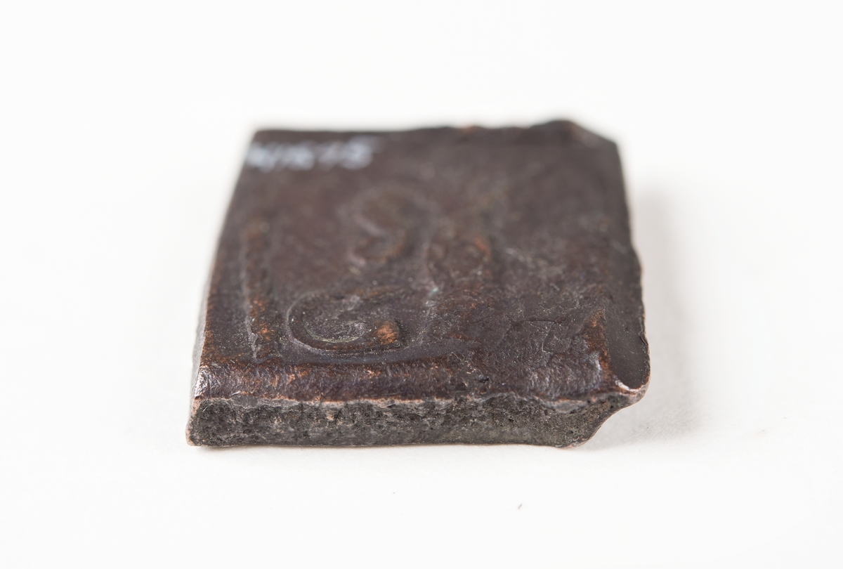 Â½ öre
Fyrkantigt mynt.
Åtsidan: mitt på myntet en vasakärve, svagt och delvis synlig.
Till vänster om kärvens bas versalen G, svagt delvis synlig. Till höger om kärvens bas versalen R, svagt delvis synlig. Ovanför kärven versalen A, svagt  delvis synlig.
Ocentrerad prägling. Ram delvis synlig.
Frånsidan: två korsade pilar under en krona, svagt och delvis synliga.
Till vänster om pilarna valören Â½, till höger versalerna ÖR, svagt delvis synliga.
Det tvåsiffriga präglingsåret - längst ner på myntet - är 26 (1626).
Ocentrerad prägling. Ram delvis synlig.
Nuvarande skick: bägge sidor slitna.  åtsidan sliten  frånsidan sliten.   jack  valsklump   korroderat   krackelerat
Vikt: 15,2 gram.