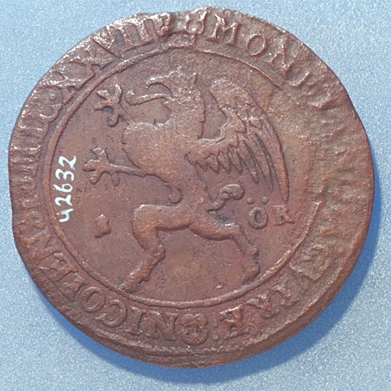 1 öre
Runt mynt
Åtsidan: mitt på myntet det svenska riksvapnet, svagt synligt.
Omskriften med Gustav Adolfs regent titlar, svagt synlig.
Ocentrerad prägling.
Frånsidan: en grip i vänsterprofil. Till vänster om gripen siffran 1, till höger versalerna ÖR.
Omskriften på latin med bland annat präglingsåret i romerska siffror, 1627, är delvis läslig.
Ocentrerad prägling.
Nuvarande skick: åtsidan sliten.
Vikt: 25,6 gram.

Text in English: Round coin. Denomination: 1 öre.
The obverse side has the Swedish coat-of-arms in the centre, faintly legible. The legend has the regent titles of Gustav Adolf of which the latter is faintly visible.
The coin stamp is off-centre.
The reverse shows a griffin in left profile. On the left-hand side is the numeral 1 and to the right the initials ÖR. which appear in capital letters. The legend has a Latin inscription and the year of coinage, 1627, in Roman numerals. The Latin inscription on the legend is partly visible.
The coin stamp is off-centre.
Present condition: the obverse side is worn.
Weight: 25,6 gram.