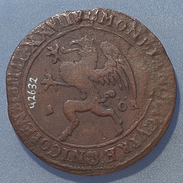 1 öre
Runt mynt
Åtsidan: mitt på myntet det svenska riksvapnet, svagt synligt.
Omskriften med Gustav Adolfs regent titlar, svagt synlig.
Ocentrerad prägling.
Frånsidan: en grip i vänsterprofil. Till vänster om gripen siffran 1, till höger versalerna ÖR.
Omskriften på latin med bland annat präglingsåret i romerska siffror, 1627, är delvis läslig.
Ocentrerad prägling.
Nuvarande skick: åtsidan sliten.
Vikt: 25,6 gram.

Text in English: Round coin. Denomination: 1 öre.
The obverse side has the Swedish coat-of-arms in the centre, faintly legible. The legend has the regent titles of Gustav Adolf of which the latter is faintly visible.
The coin stamp is off-centre.
The reverse shows a griffin in left profile. On the left-hand side is the numeral 1 and to the right the initials ÖR. which appear in capital letters. The legend has a Latin inscription and the year of coinage, 1627, in Roman numerals. The Latin inscription on the legend is partly visible.
The coin stamp is off-centre.
Present condition: the obverse side is worn.
Weight: 25,6 gram.