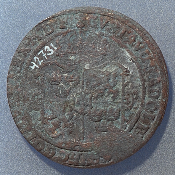 1 öre
Runt mynt.
Åtsidan: mitt på myntet det svenska riksvapnet, svagt och delvis synligt.
Omskriften, med Gustav Adolfs titlar på latin, är svagt delvis synlig. till största delen oläslig.
Ocentrerad prägling.
Frånsidan: en örn framifrån med utbredda vingar, svagt  delvis synlig. Under örnen siffran 1 och versalerna ÖR, svagt  delvis synliga. Omskriften på latin, med bland annat präglingsåret 1628, är delvis läslig delvis oläslig, till största delen oläslig.
Ocentrerad prägling.
Nuvarande skick: bägge sidor slitna.  åtsidan sliten  frånsidan sliten.   jack  valsklump   korroderat   krackelerat
Vikt: 30,4 gram.