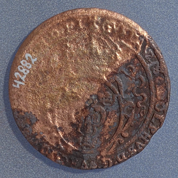 Â½ öre
Runt mynt.
Åtsidan: Mitt på finns en kartusch med en sluten krona över. Inuti kartuschen syns en Vasakärve i en mindre kartusch omgiven av tre öppna kronor. Omskriften, med bland annat Gustav II Adolfs titlar och präglingsåret på latin, är delvis läslig. Årtalet är ej läsligt.
Frånsidan: Mitt på är en örn med utbredda vingar svagt synlig. Omskriften, delvis på latin, men med valören på svenska, är delvis oläslig.
Valören är ej läslig.
Nuvarande skick: Åtsidan delvis sliten, frånsidan mycket sliten.
