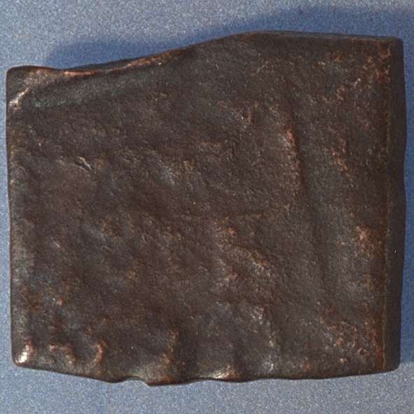 1 öre
Fyrkantigt mynt.
Åtsidan: otydbar.
Ram delvis synlig.
Frånsidan: otydbar.
Ram delvis synlig.
Nuvarande skick: bägge sidor mycket slitna.
Vikt: 22,9 gram.

Text in English: Square-shaped coin. Denomination: 1 öre.
The obverse side is not interpretable.
The frame is partly visible.
The reverse side is not interpretable.
The frame is partly visible.
Present condition: both sides are very worn.
Weight: 22,9 gram.