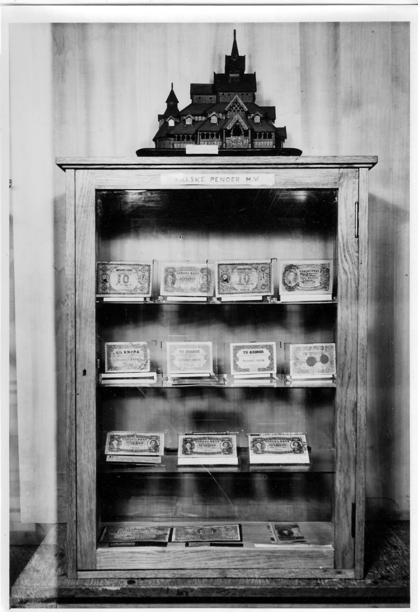 Foto fra kjelleren på politikammeret der Trondheim Politimuseum var huset. Bildene er sannsynligvis fra perioden 1935-1947.