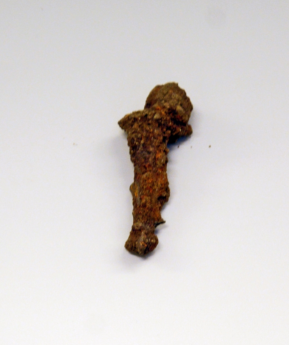 Fra protokollen (J. S. Munch): 
Leirkar i fragmenter, av hovedtypen Rygh.364 med hank ved randen, og negleinntrykk på buken. Hverken form eller dekor kan nærmere bestemmes. Godset er gråsvart, med noe avglattet overflate. 

KBB komm. 2018:
Det er flere forskjellige typer skår; forskjeller både i godsets tykkelse, farge og dekor. Det må være snakk om minst 4 forskjellige leirkar i dette skårmaterialet. Se bilder. I tillegg er det en jern-gjenstand, svært forrustet, muligens en del av en spenne.
Leirkarene: 1 av typen R.364 (el. 365?), 1 grovt (R.354?), 3 små skår fra et spannformet kar + 3 skår fra et nyere leirkar (ser ut til å ha vært tilvirket på dreieskive).
Det første bildet til denne registreringen viser alle deler som er registrert under dette nr.