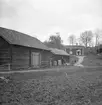 Dokumentation av Salvedal i Yxnerum socken. Året är 1944. Gården fungerade i äldre tid som gästgivaregård och skjutshåll. Enligt källorna behöll gården den funktionen till omkring 1865. Huvudbyggnaden i fonden förlorades i en eldsvåda 1965. Övriga byggnader är dock idag väl hävdade genom Yxnerums hembygdsförenings försorg.