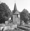 Klockboden till Örtomta kyrka. Uppförd 1877 för att ersätta en så kallad klockstol. Något ombyggd i samband med renovering av kyrkan 1926.