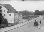 Östra Ågatan, Akademikvarnen, Fyrisån och Järnbron från sydost, Uppsala före 1914