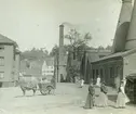 Fabriksgården. Gula byggningen skymtar till vänster. Stenhusen i bakgrunden.