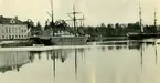 Gustavsbergs hamn med skonare och Gula byggningen till vänster.