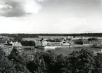 Vy över fabriksområdet med Farstaviken i förgrunden. Längst till höger. Tekniskt center/Glashuset, byggt 1971.