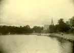 Kajen vid Farstaviken med den nybyggda Gustavsbergs kyrka i bakgrunden.
Personer: okänd