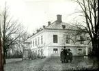 Brukspatron Odelberg med barn framför Farsta slott innan ombyggnaden 1895.
Personer: Wilhelm Odelberg