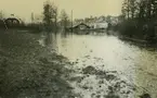 Översvämning vid Villagatan 1944. Vattenverket och tvättstugan i fonden. T.v. hus på gamla Ingarögatan.