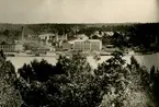 Utsikt från Bonneberget den 1 juni 1890. Vid ångbåtskajen syns Gustavsbergsbåtarna Ettan, Fyran och Trean.