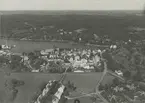 Flygfoto över fabriksområdet med bostadsområdet Kullen i förgrunden. På 1970-talet revs sju av de åtta Kullenhusen.