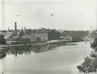 Utsikt mot Gustavsbergs hamn med Gula byggningen.