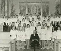 Gruppfoto, konfirmation i Gustavsbergs kyrka.
Personer: Kyrkoherde Olle Hallin och okända konfirmander