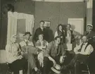 Medverkande i pjäsen Skomakar-Kalle eller prästen på Klubbhusets scen.
Personer: Stående: Erik Vadström, Astrid Fall, Harald Persvret, Oskar Karlsson<br>Sittande: Anna Hellqvist, Herbert Bergschöld, Thyra Sten, Gustav Möller, okänd