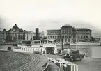 Fabriksrederiets ångbåt Gustavsberg V förtöjd vid Skeppsbron i Stockholm. I bakgrunden Nationalmuseum. <br>