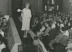 Modevisning för KF i Bergasalen 1961. Under året såldes 390 klänningar, kanske tack vare de två modevisningar som arrangerades.