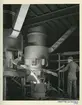 Interiörbld. Centrifugalrörsfabriken i Oxelösund, 1947.
Personer: Fabriksarbetare.