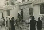 Exteriörbild. Sannolikt i bostadsområdet Grindstugärde, Gustavsberg.<br>Gruppfoto, besök av LBF.
Personer: Okända personer.