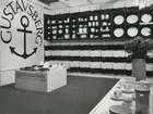 Interiörbild.  Utställning av hushållsporslin från Gustavsbergs Fabriker, sannolikt i Göteborg. Okänd plats.