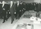 Interiörbild. Invigning av Internationella Hantvrksmässan i Munchen av minister Dr. Erhard. 1963. Okänd lokal.
Personer: Minister Dr. Erhard och okända personer.